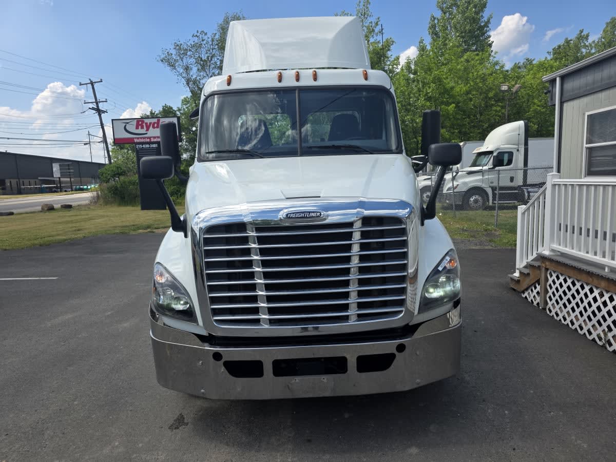 2019 Freightliner Cascadia in Bensalem, PA — photo 2