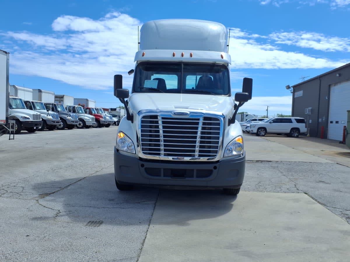2019 Freightliner Cascadia in Fort Worth, TX — photo 2
