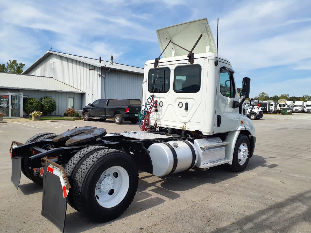 2019 Freightliner Cascadia in Indianapolis, IN — photo 4