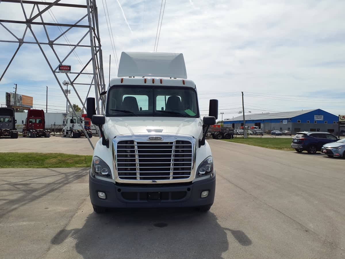 2019 Freightliner Cascadia in Indianapolis, IN — photo 2