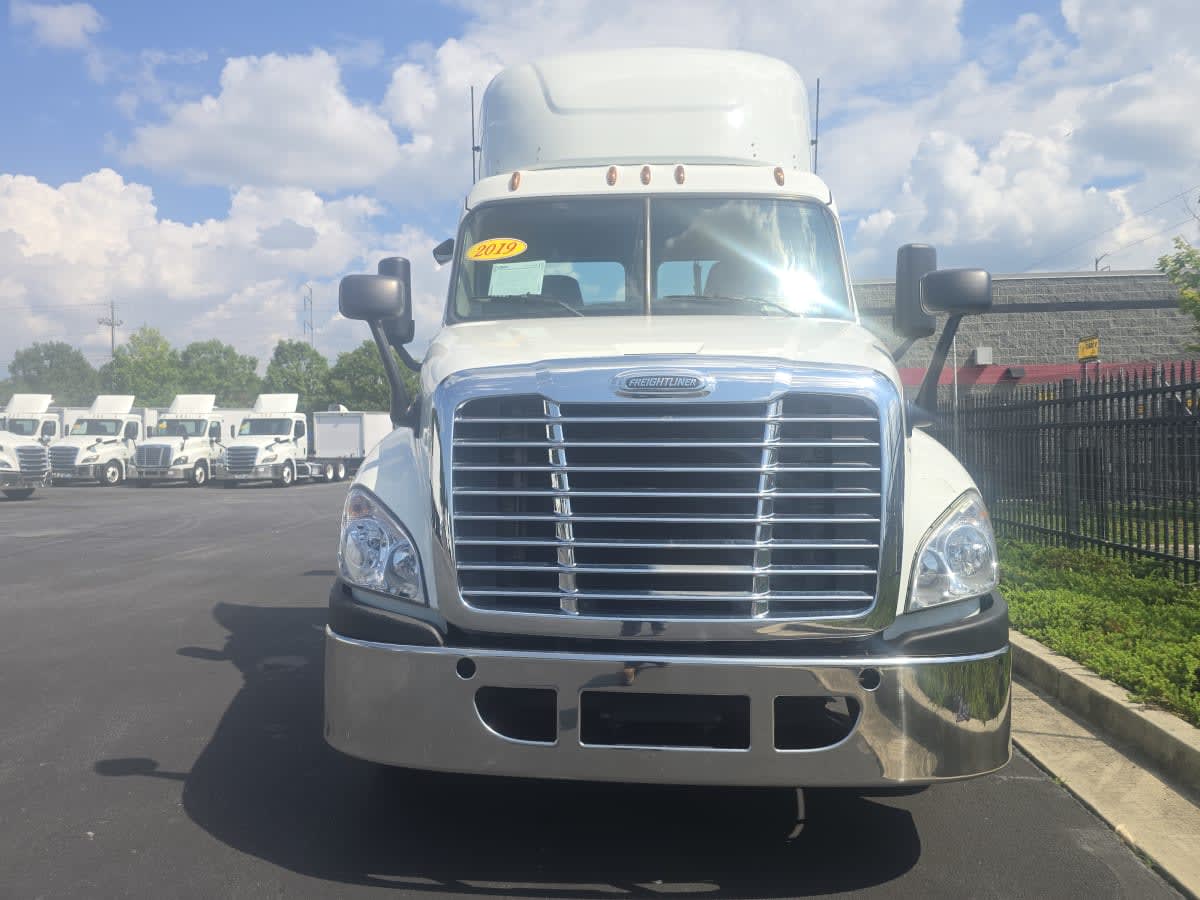 2019 Freightliner Cascadia in Atlanta, GA — photo 2