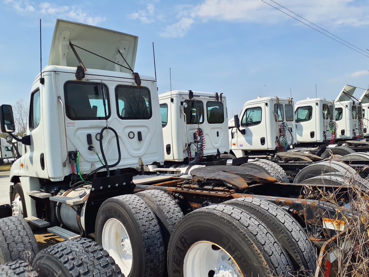 2019 Freightliner Cascadia in Indianapolis, IN — photo 6