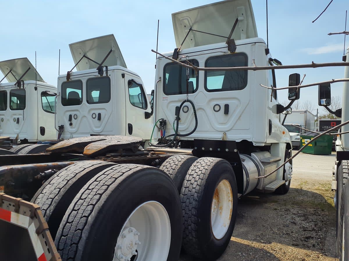 2019 Freightliner Cascadia in Indianapolis, IN — photo 4