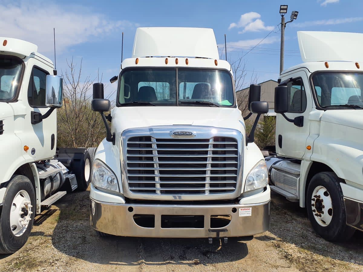 2019 Freightliner Cascadia in Indianapolis, IN — photo 2