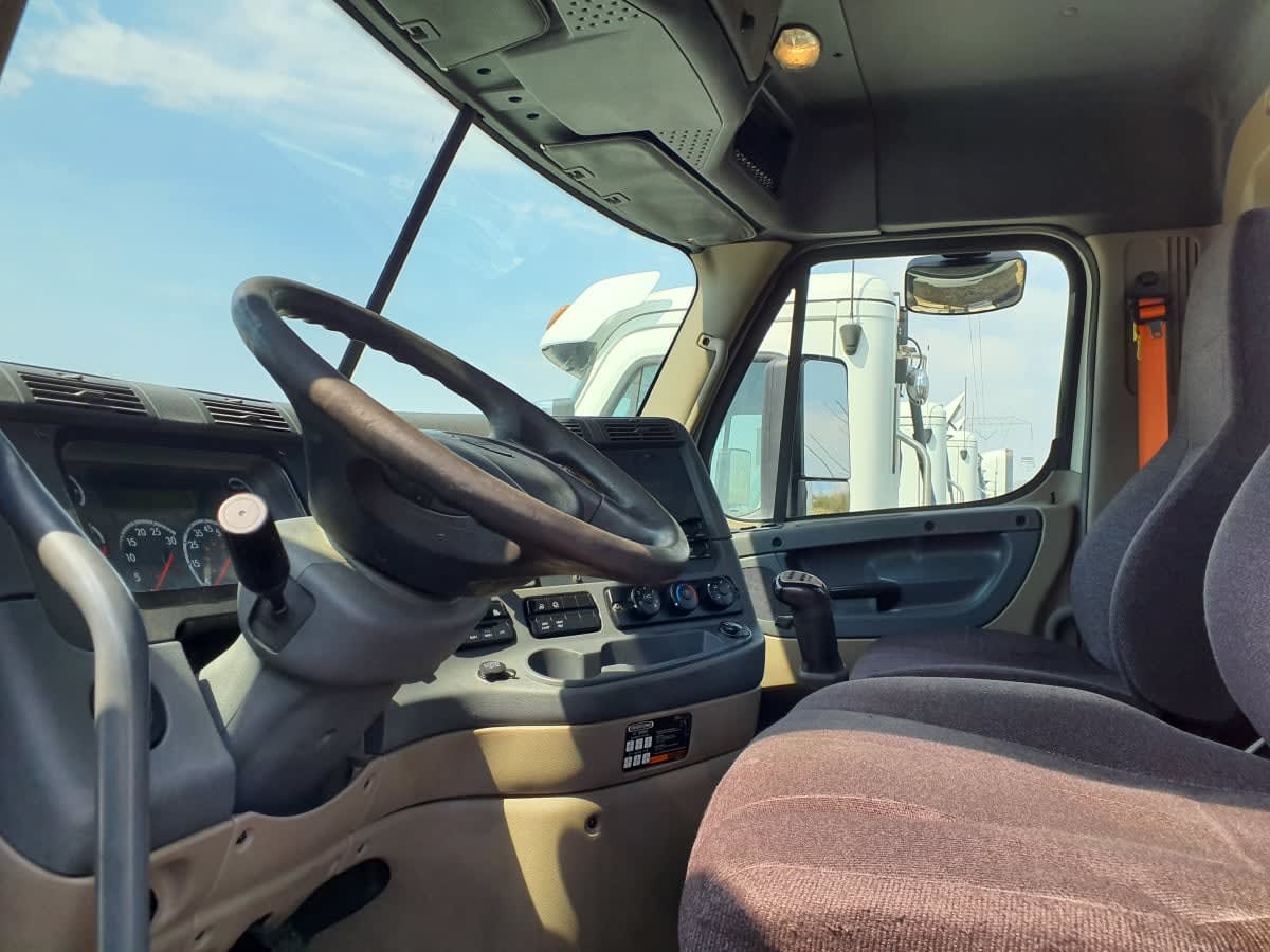 2019 Freightliner Cascadia in Indianapolis, IN — photo 7