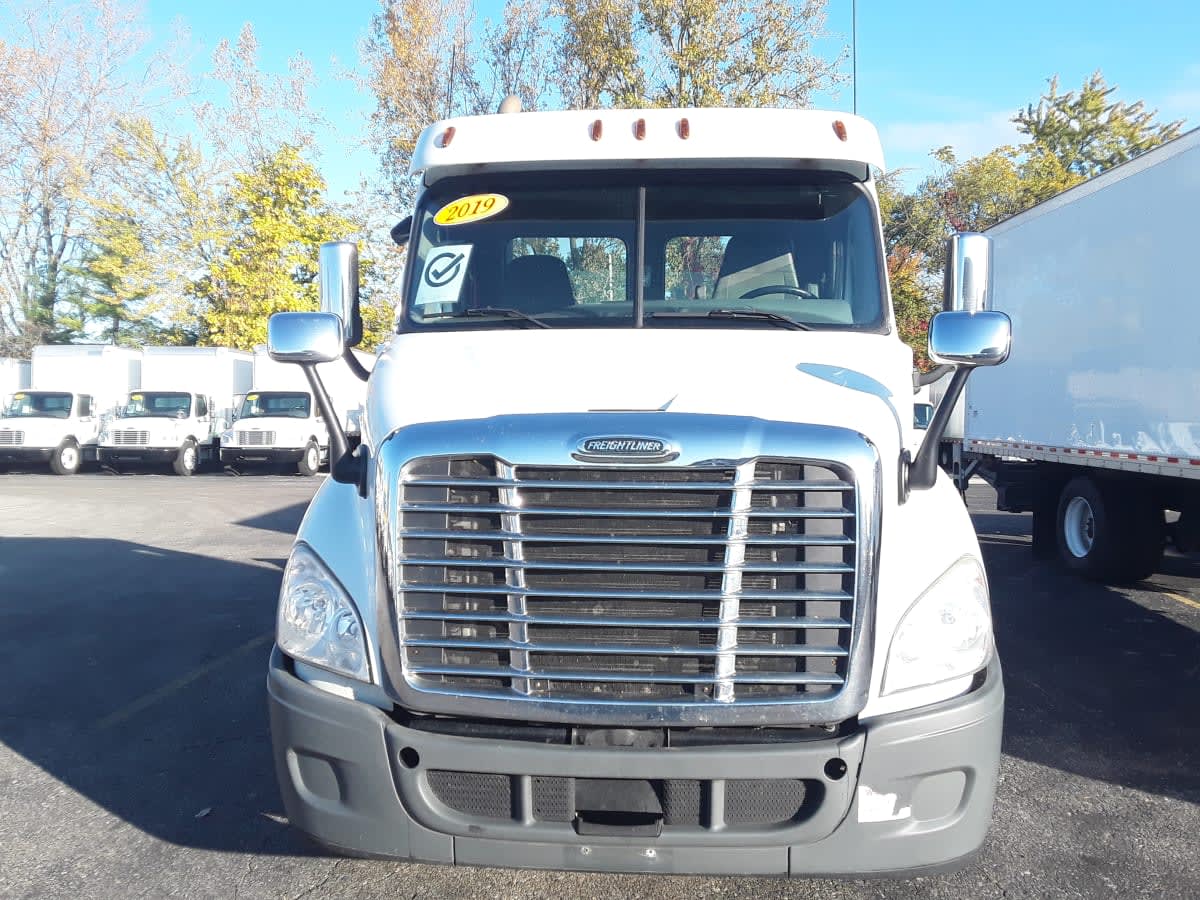 2019 Freightliner Cascadia in Hilliard, OH — photo 2