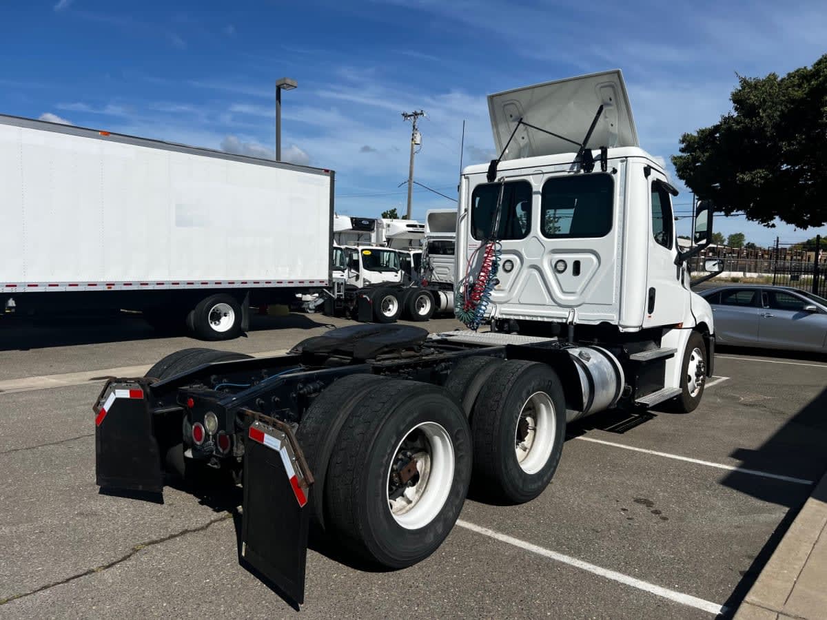 2019 Freightliner Cascadia in West Sacramento, CA — photo 4