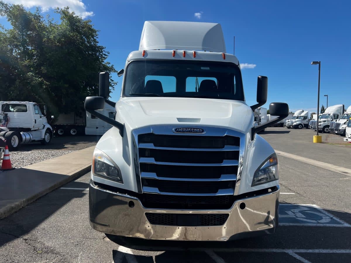 2019 Freightliner Cascadia in West Sacramento, CA — photo 2