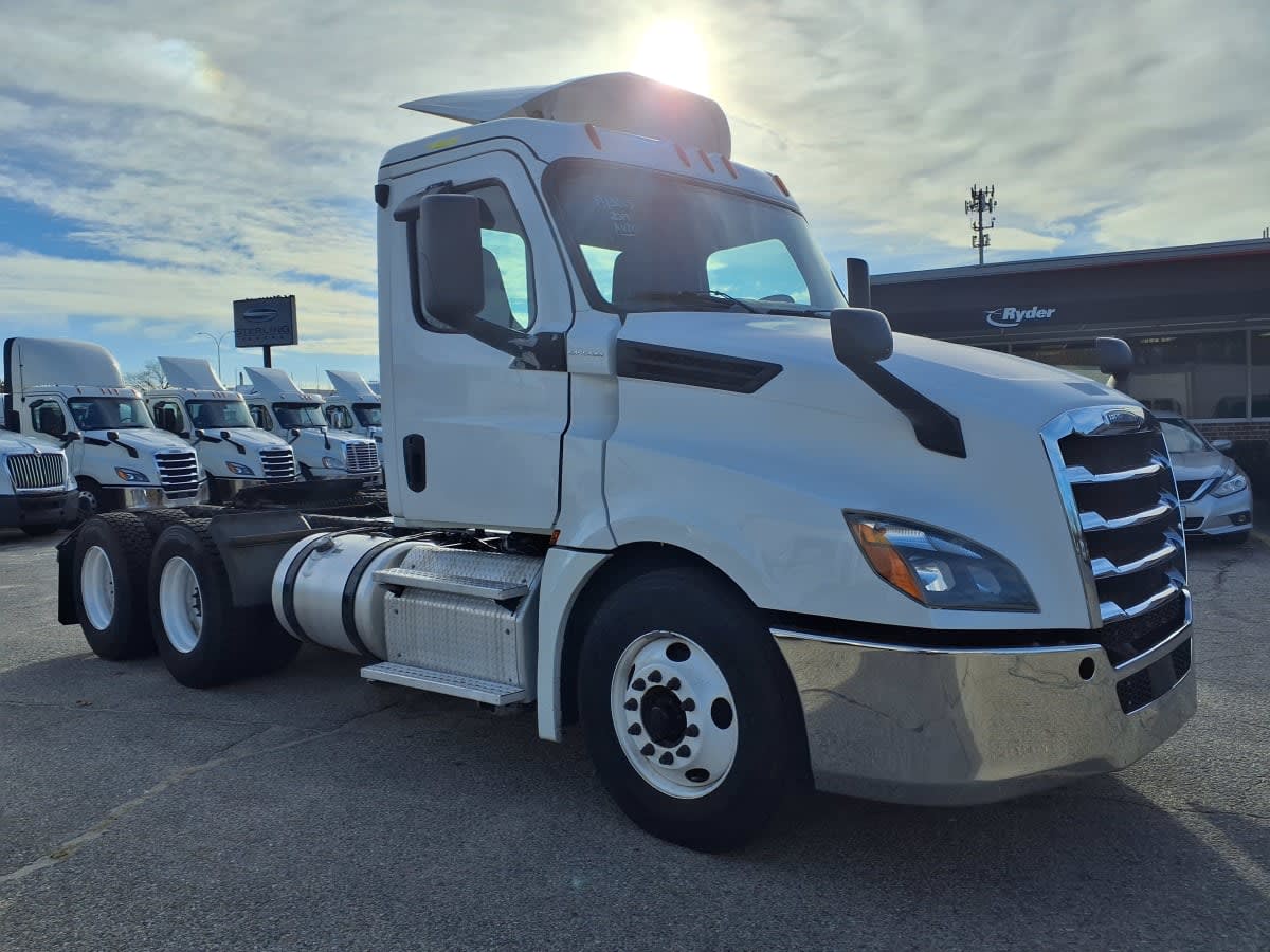 2019 Freightliner Cascadia in Warwick, RI — photo 3