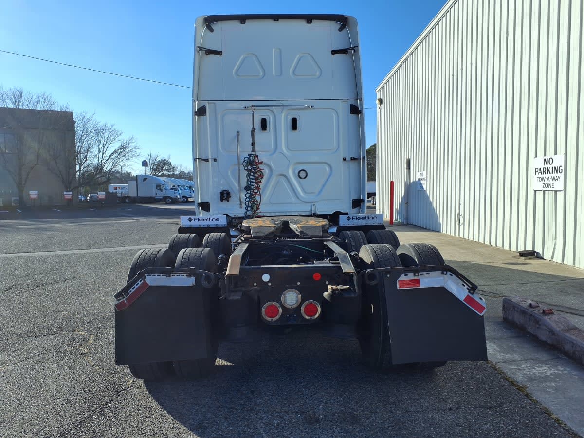 2019 Freightliner Cascadia in Knoxville, TN — photo 5