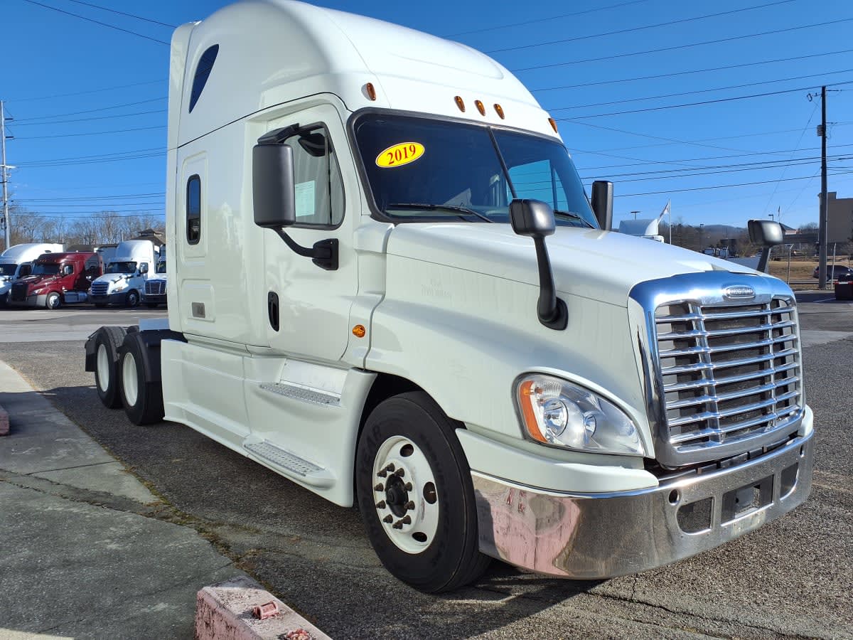 2019 Freightliner Cascadia in Knoxville, TN — photo 3