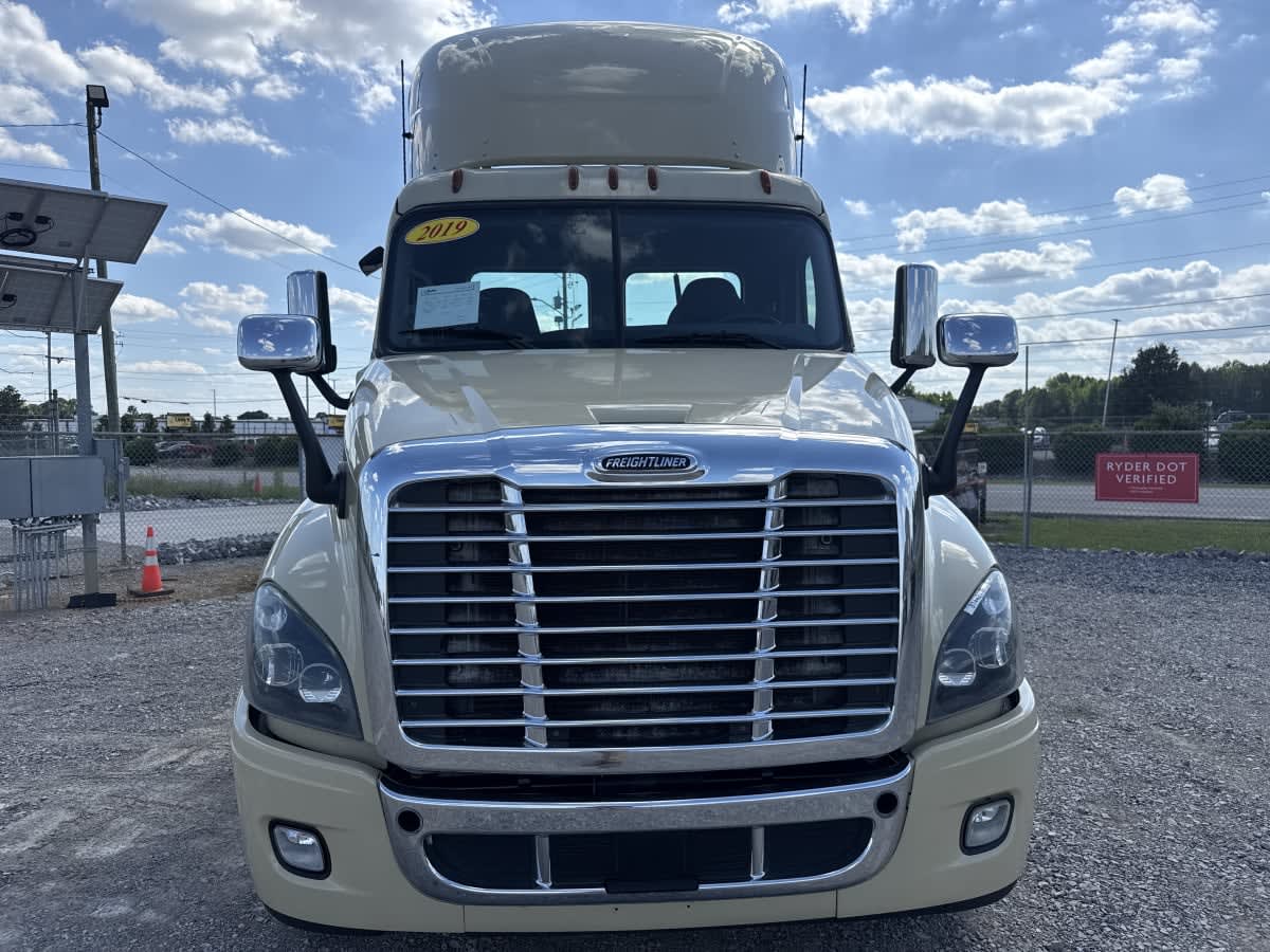2019 Freightliner Cascadia in Birmingham, AL — photo 2