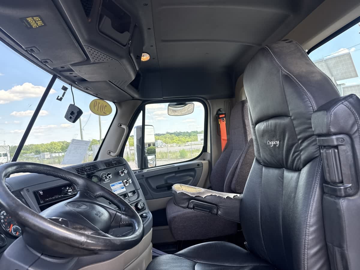 2019 Freightliner Cascadia in Birmingham, AL — photo 7