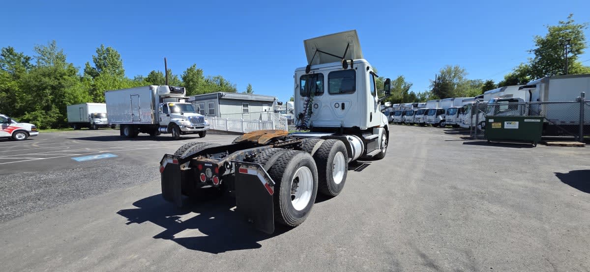 2018 Freightliner Cascadia in Bensalem, PA — photo 4