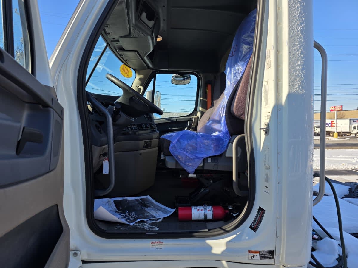 2018 Freightliner Cascadia in Bensalem, PA — photo 7