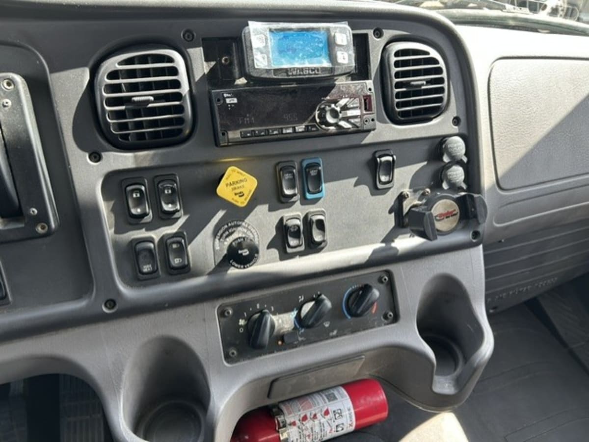 2019 Freightliner M2 106 in Farmingdale, NY — photo 11