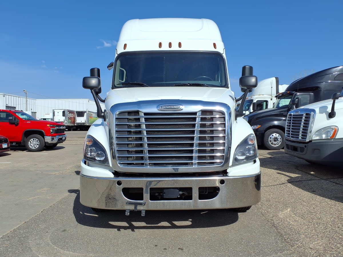 2019 Freightliner Cascadia in Minneapolis, MN — photo 2