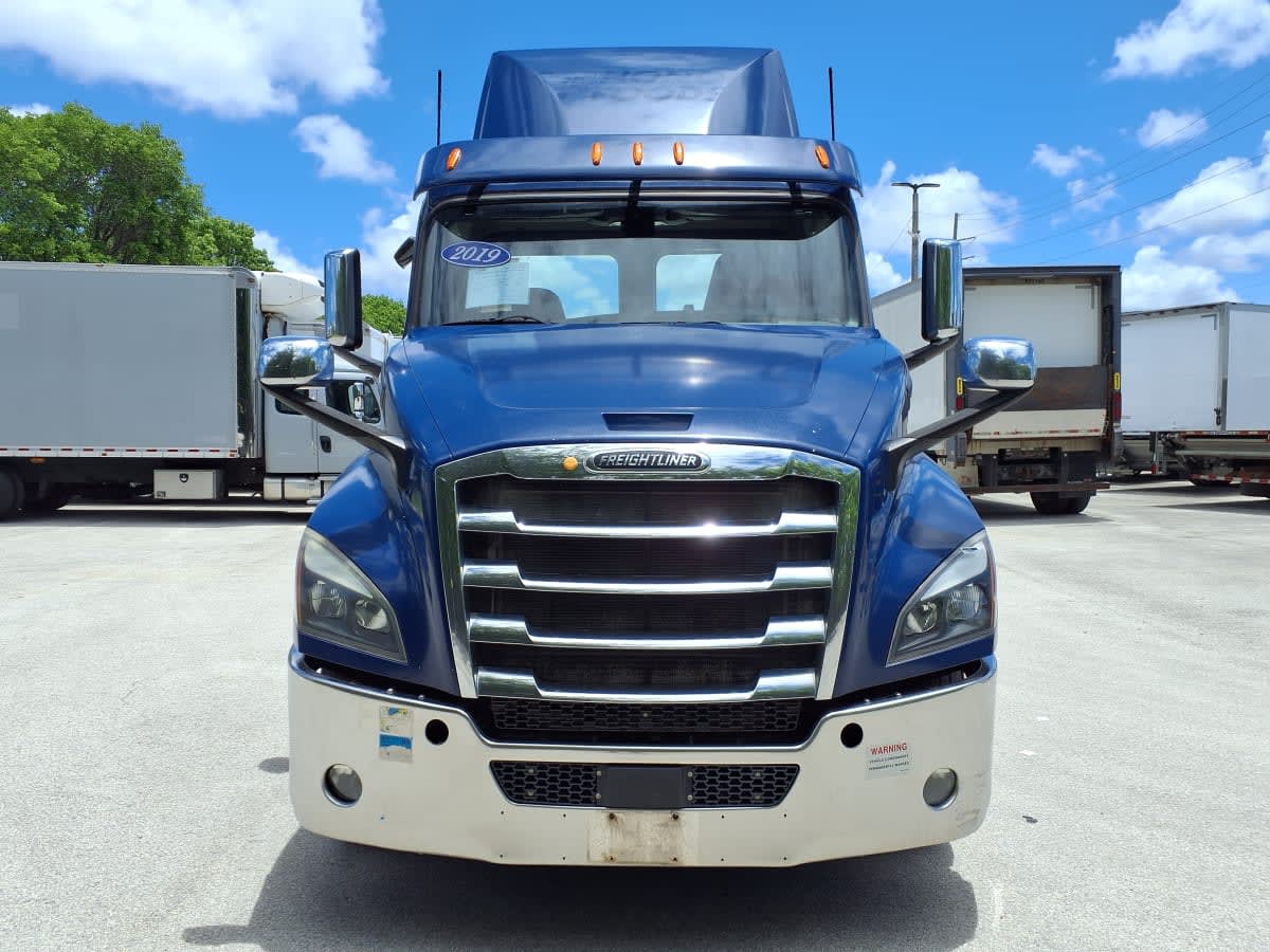 2019 Freightliner Cascadia in Davie, FL — photo 2