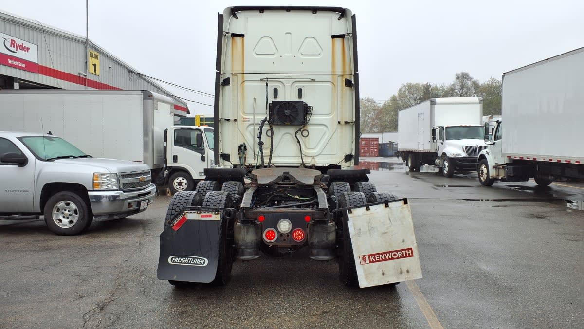 2019 Freightliner Cascadia in Salisbury, MA — photo 5