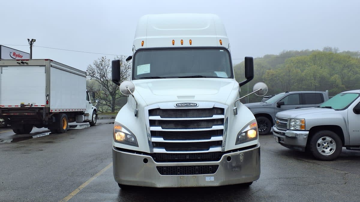 2019 Freightliner Cascadia in Salisbury, MA — photo 2