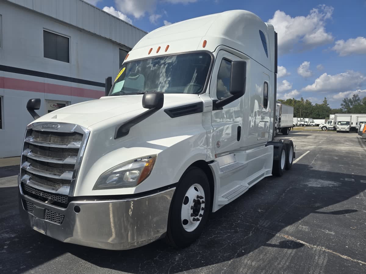 2019 Freightliner Cascadia in Tampa, FL — photo 3