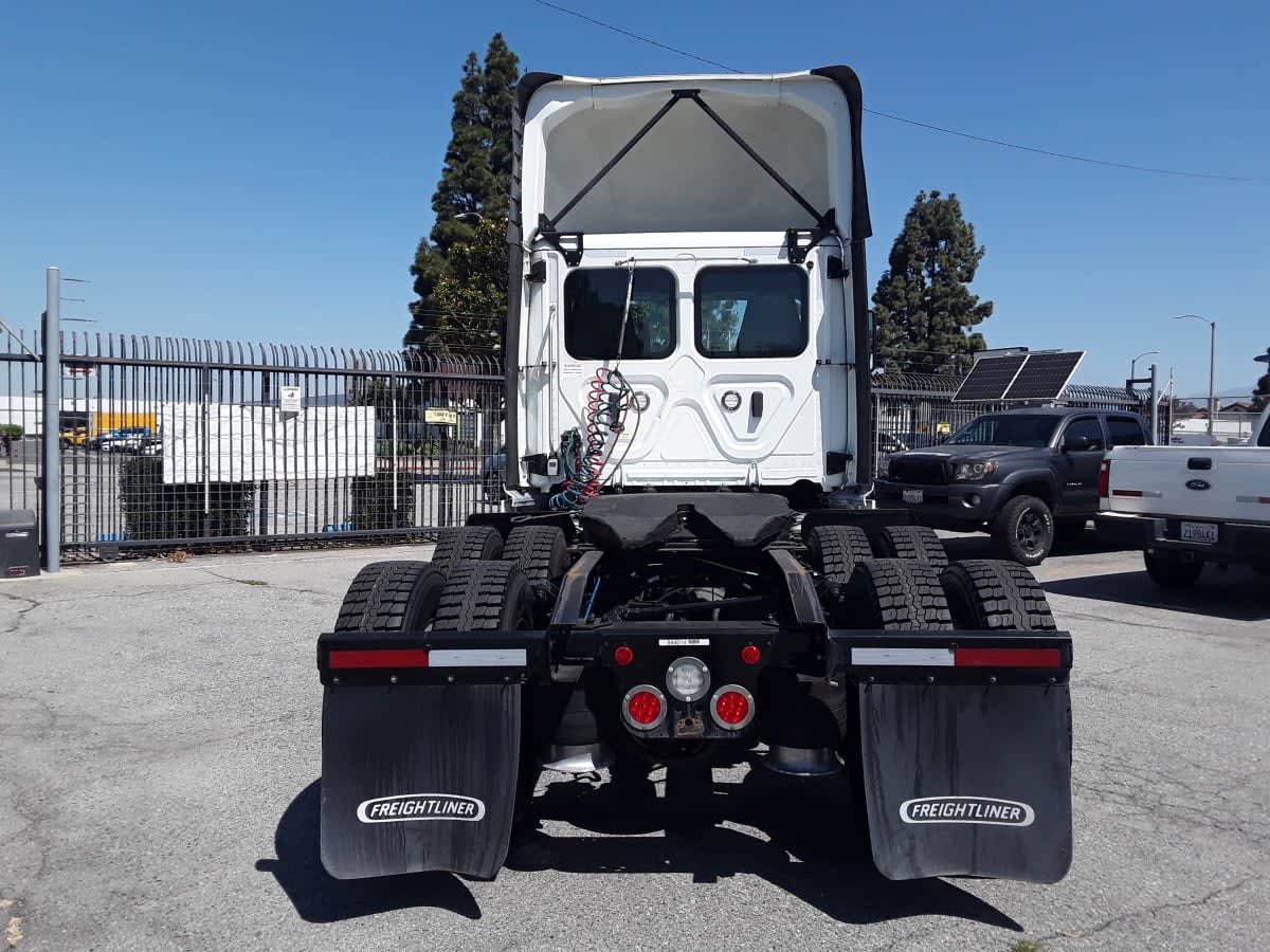 2019 Freightliner Cascadia in Montebello, CA — photo 5