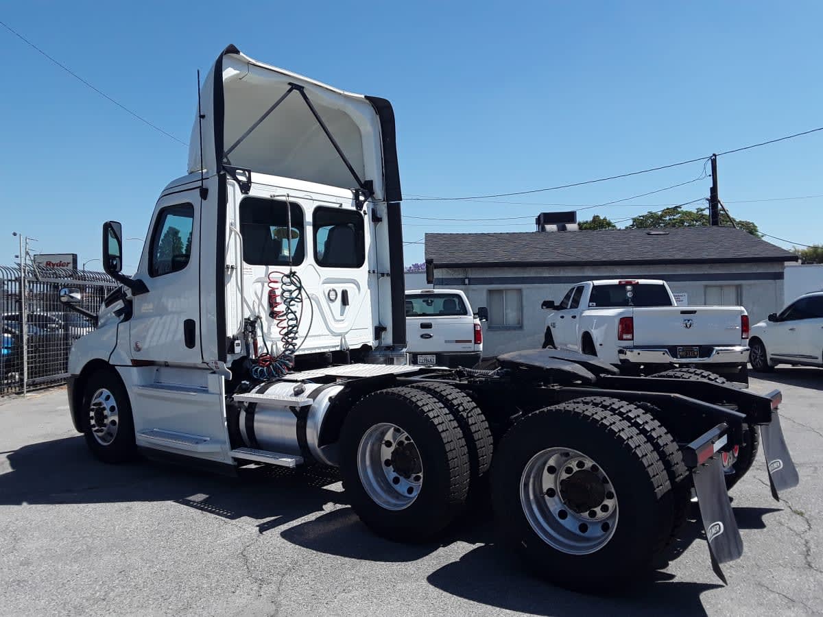 2019 Freightliner Cascadia in Montebello, CA — photo 6