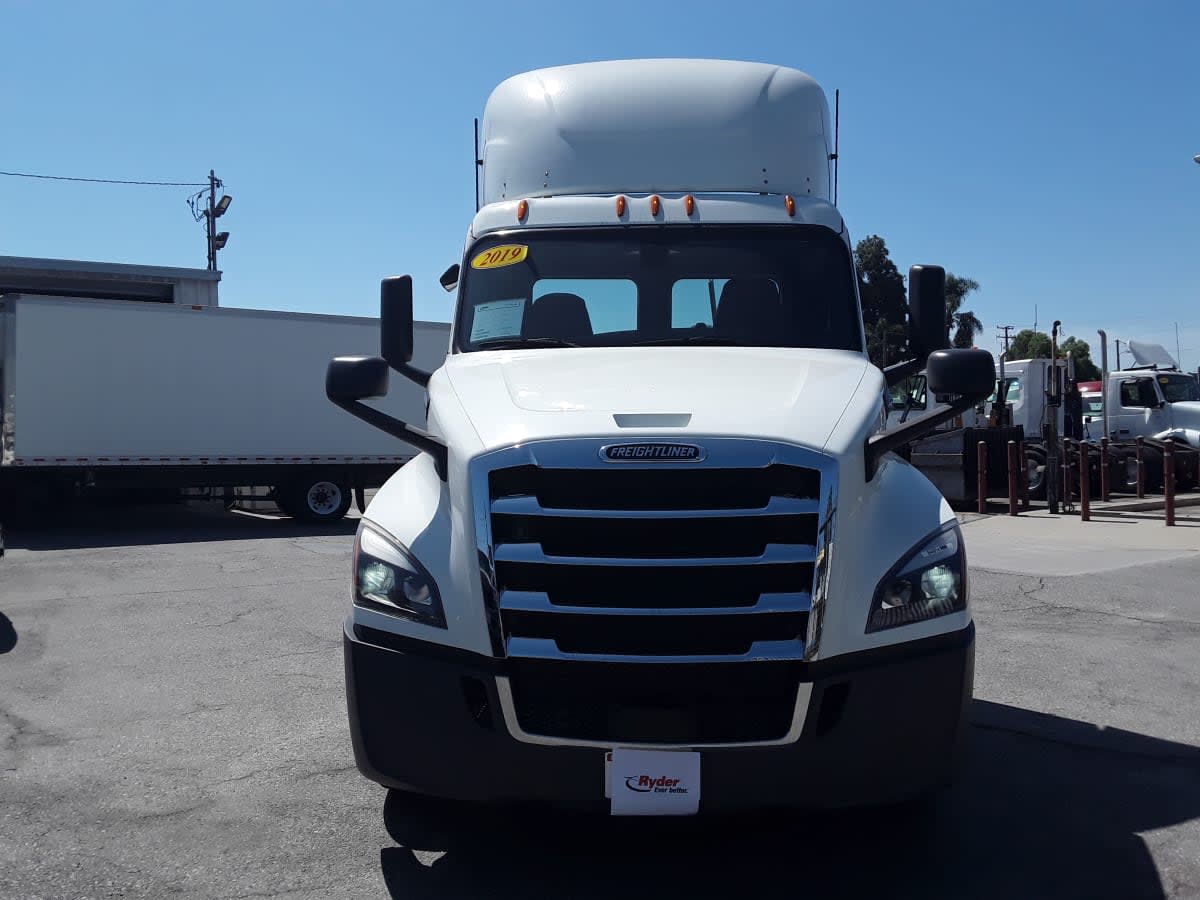 2019 Freightliner Cascadia in Montebello, CA — photo 2