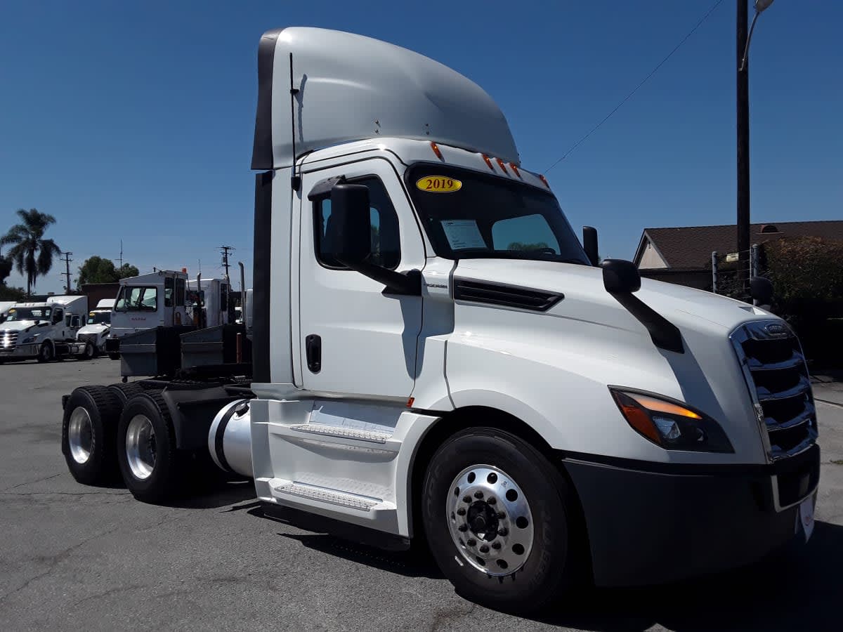 2019 Freightliner Cascadia in Montebello, CA — photo 3
