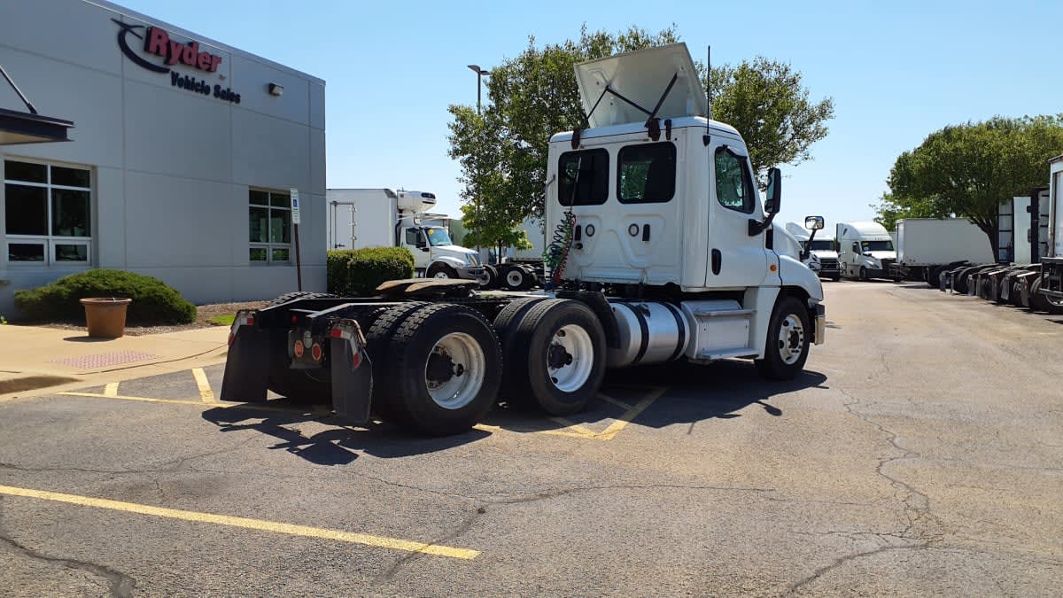2019 Freightliner Cascadia in Bolingbrook, IL — photo 4