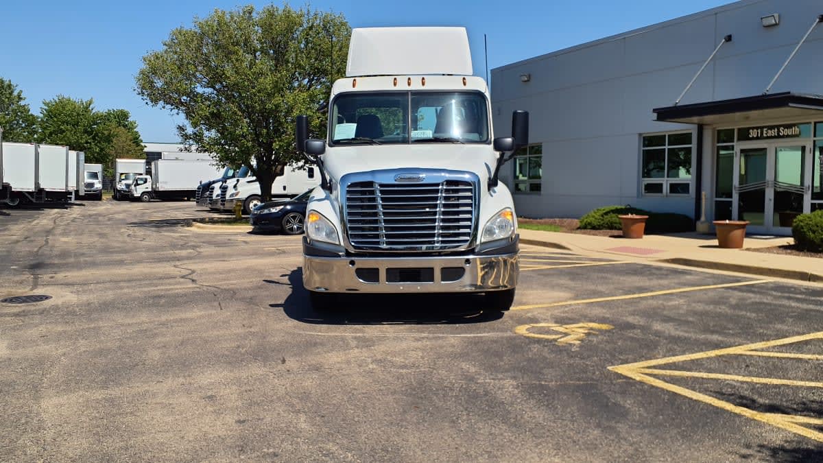 2019 Freightliner Cascadia in Bolingbrook, IL — photo 2