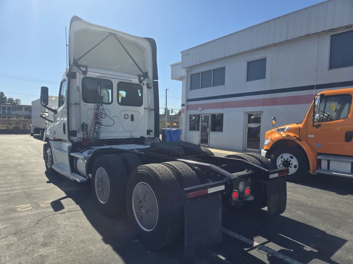 2019 Freightliner Cascadia in Tampa, FL — photo 4