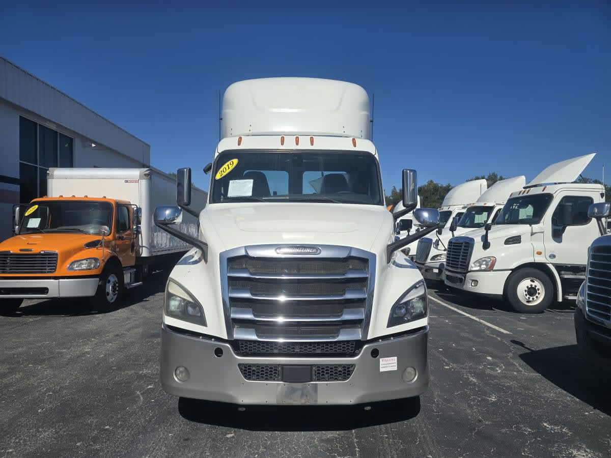2019 Freightliner Cascadia in Tampa, FL — photo 2