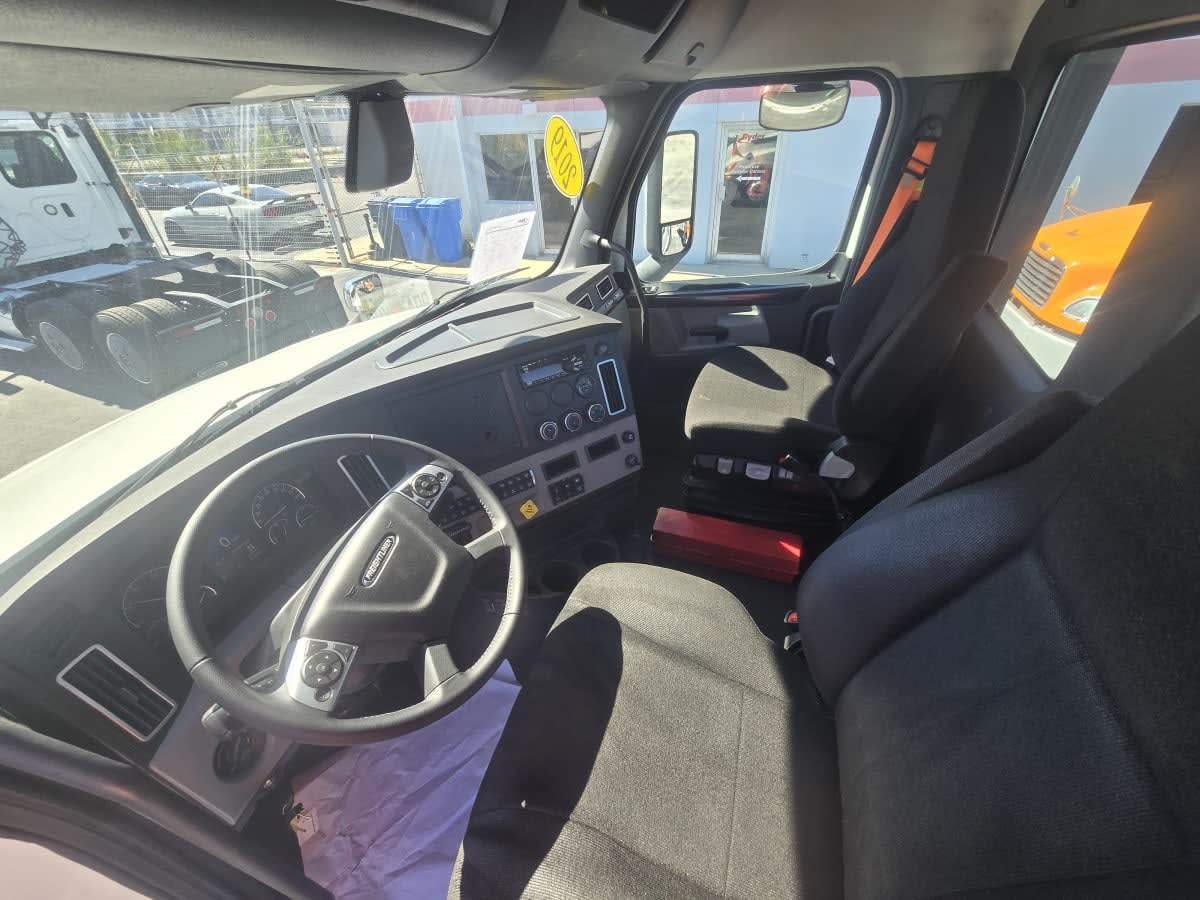 2019 Freightliner Cascadia in Tampa, FL — photo 7