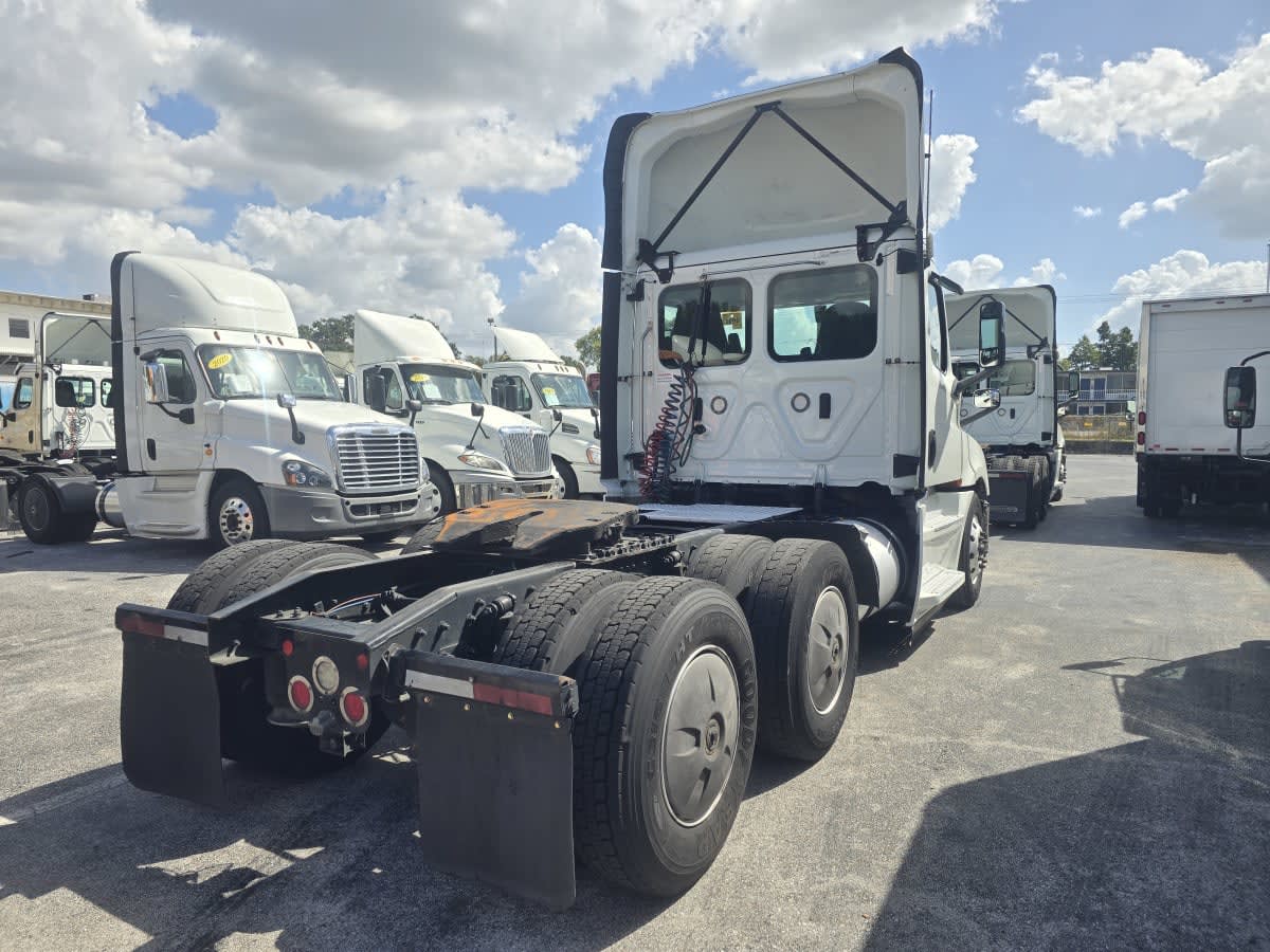 2019 Freightliner Cascadia in Tampa, FL — photo 6