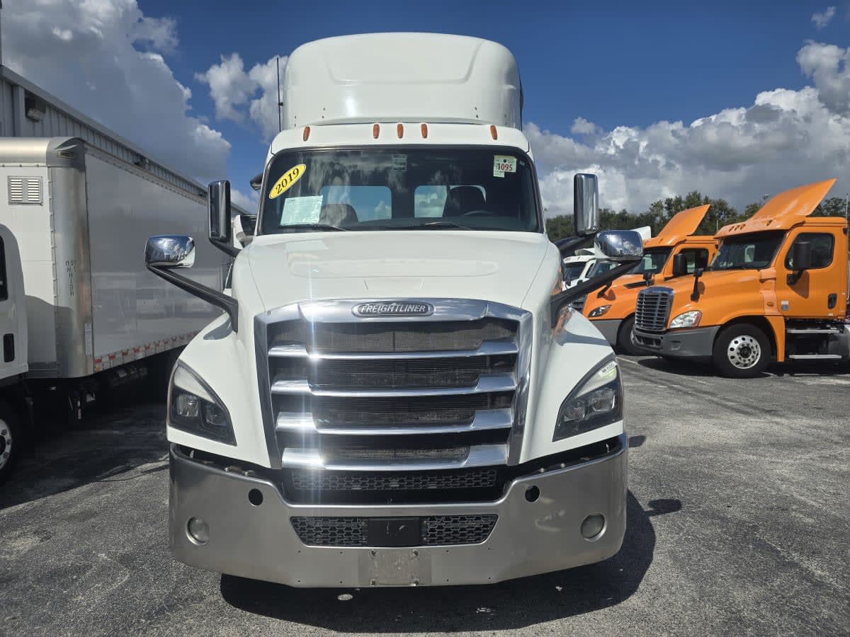 2019 Freightliner Cascadia in Tampa, FL — photo 2