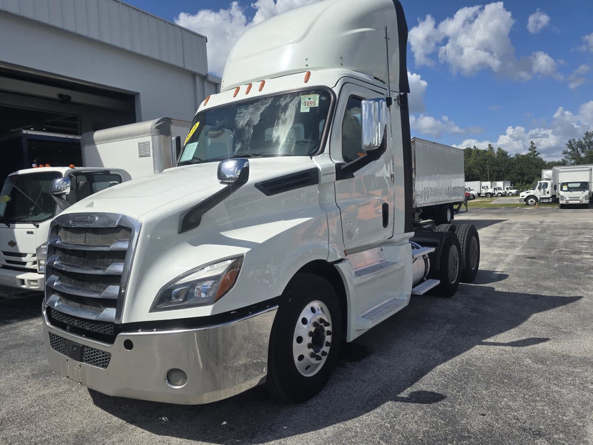 2019 Freightliner Cascadia in Tampa, FL — photo 3