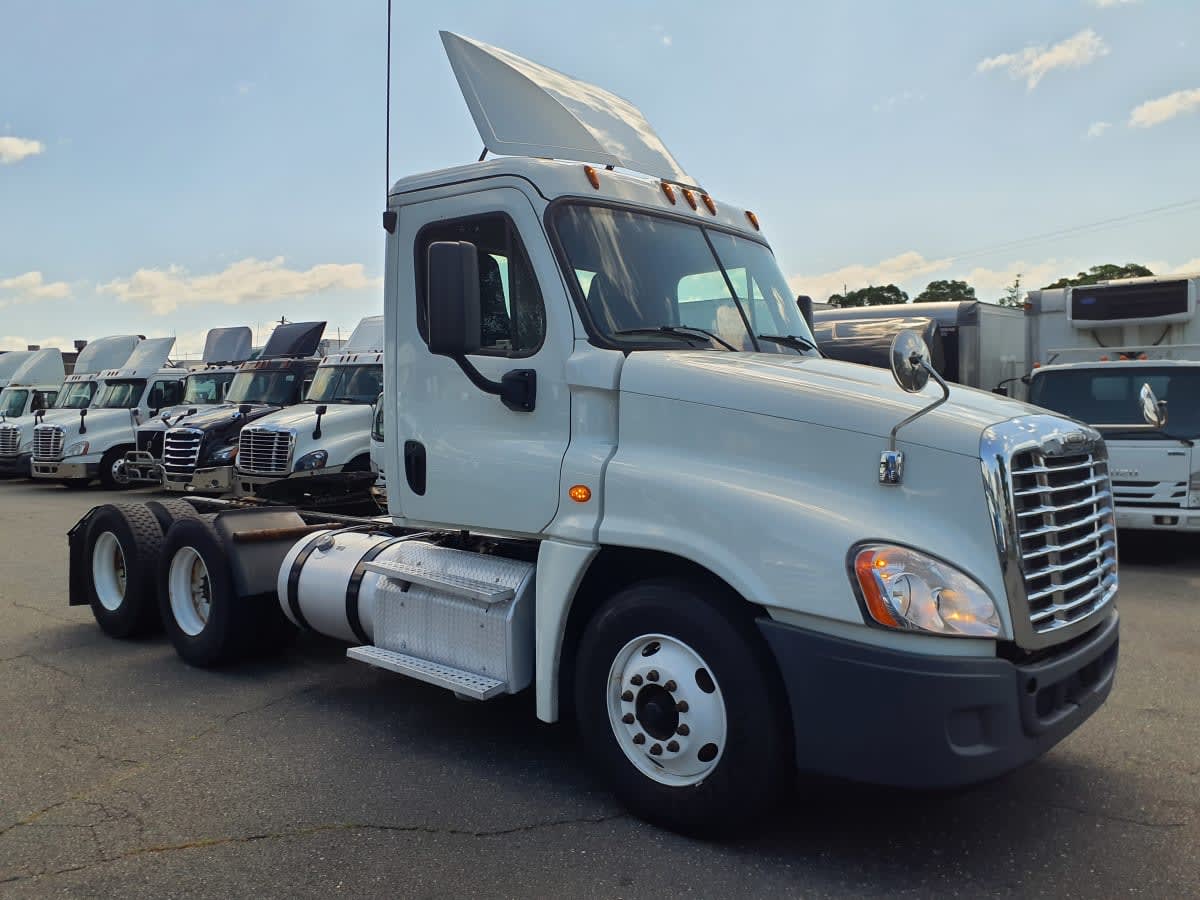 2019 Freightliner Cascadia in Springfield, MA — photo 3