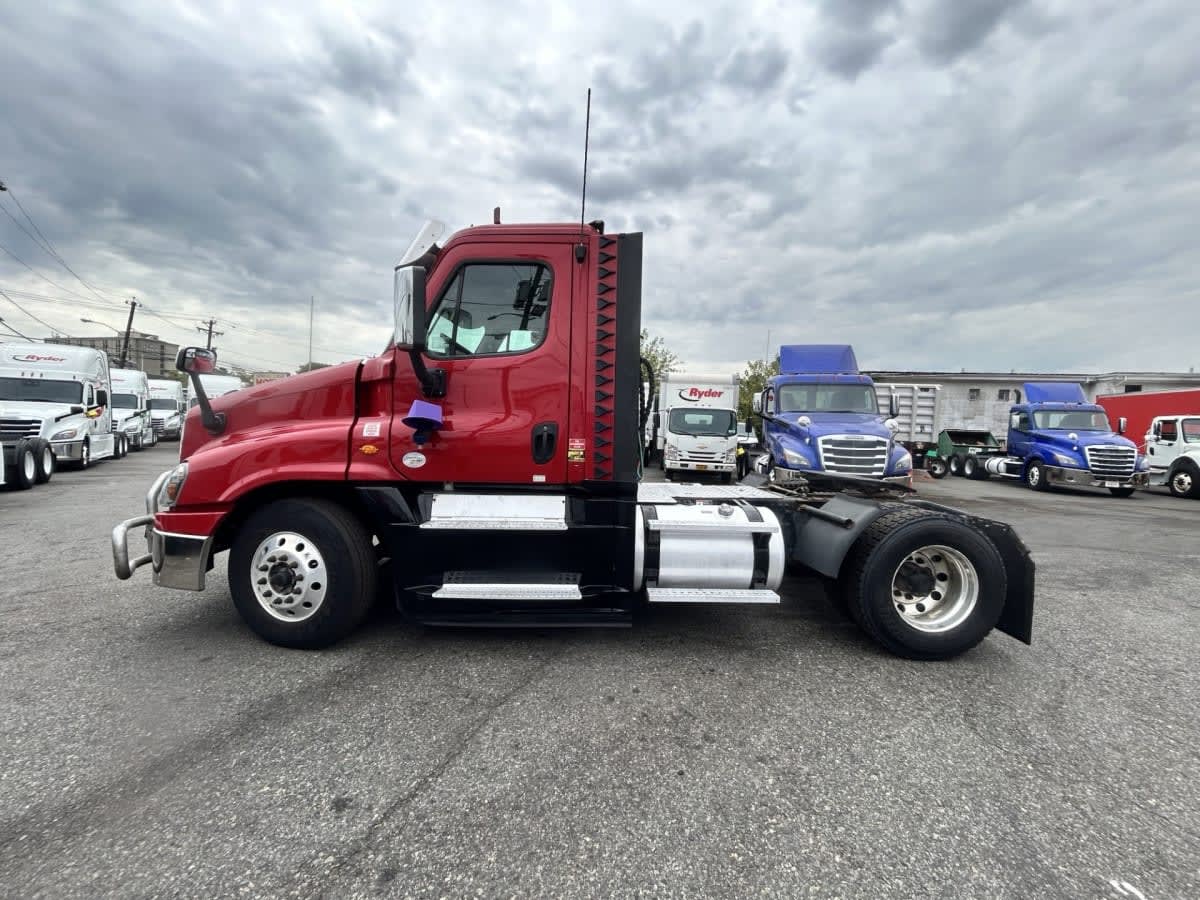 2019 Freightliner Cascadia in Newark, NJ — photo 9