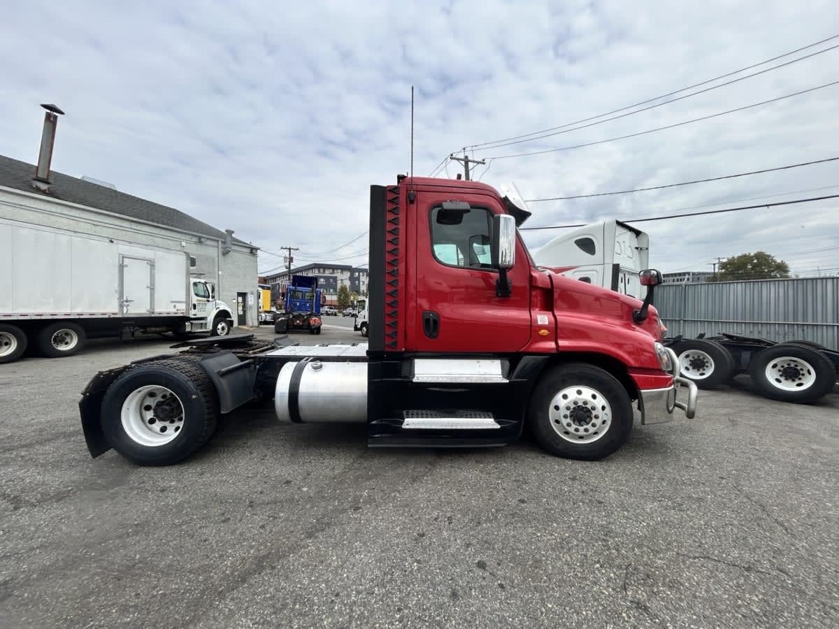 2019 Freightliner Cascadia in Newark, NJ — photo 10