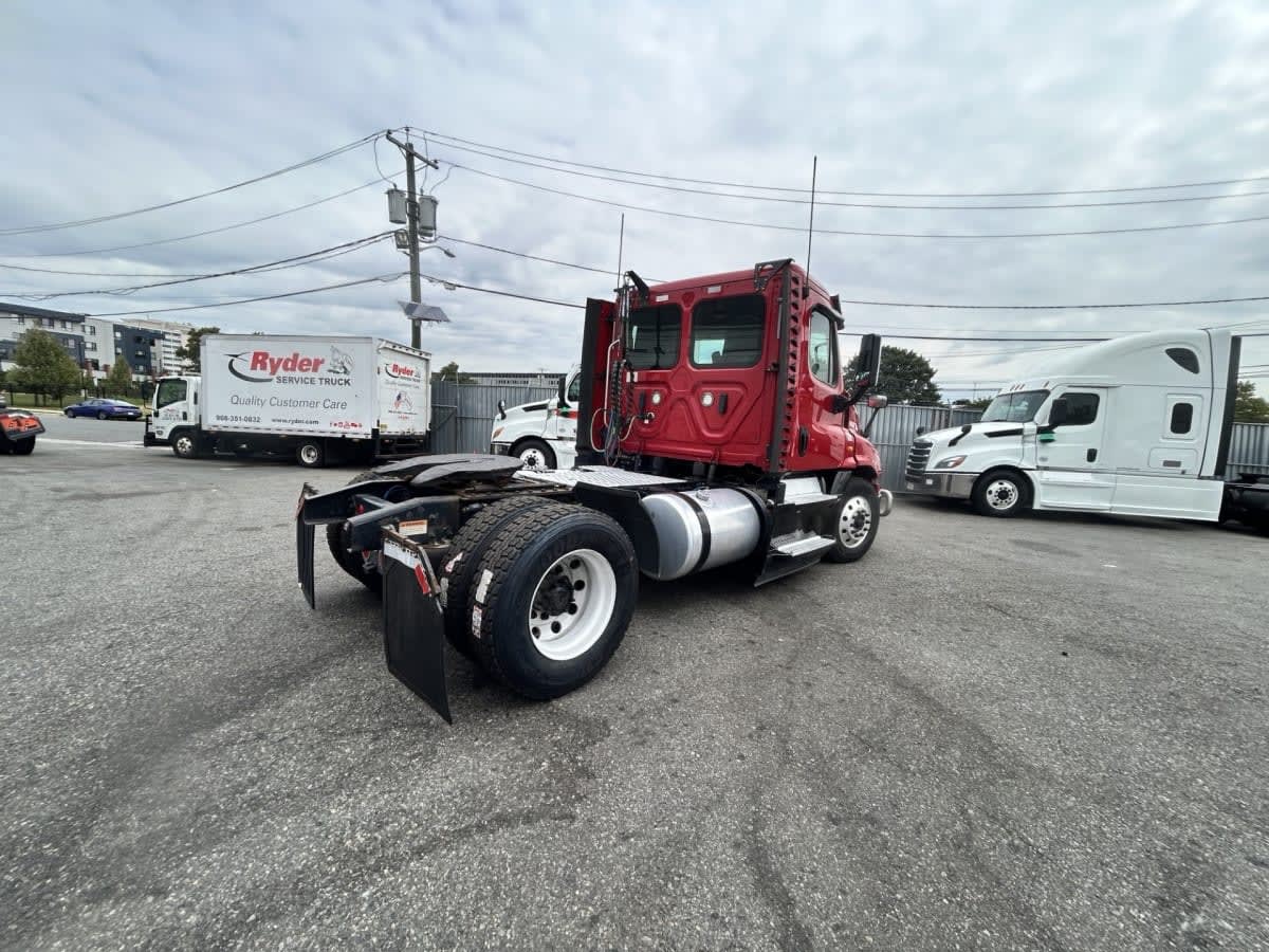 2019 Freightliner Cascadia in Newark, NJ — photo 4