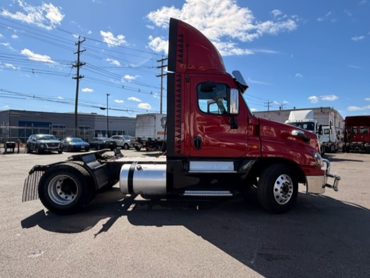 2019 Freightliner Cascadia in Kearny, NJ — photo 12