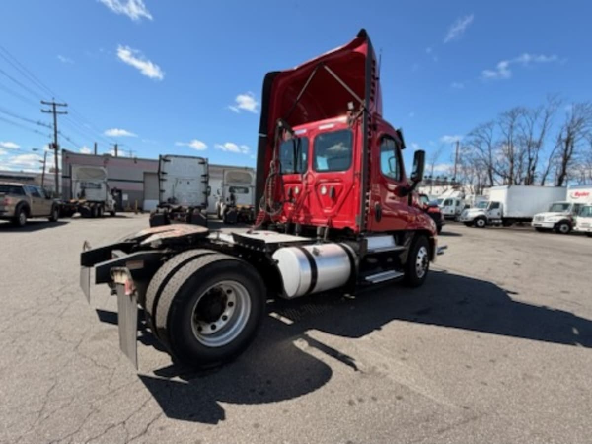 2019 Freightliner Cascadia in Kearny, NJ — photo 4