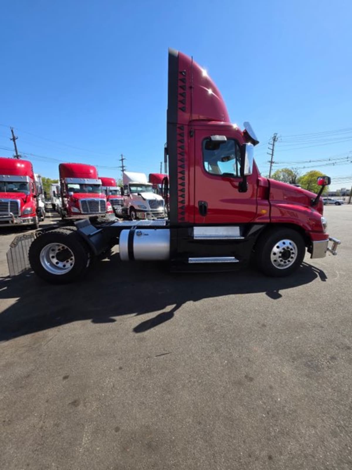 2019 Freightliner Cascadia in Kearny, NJ — photo 13