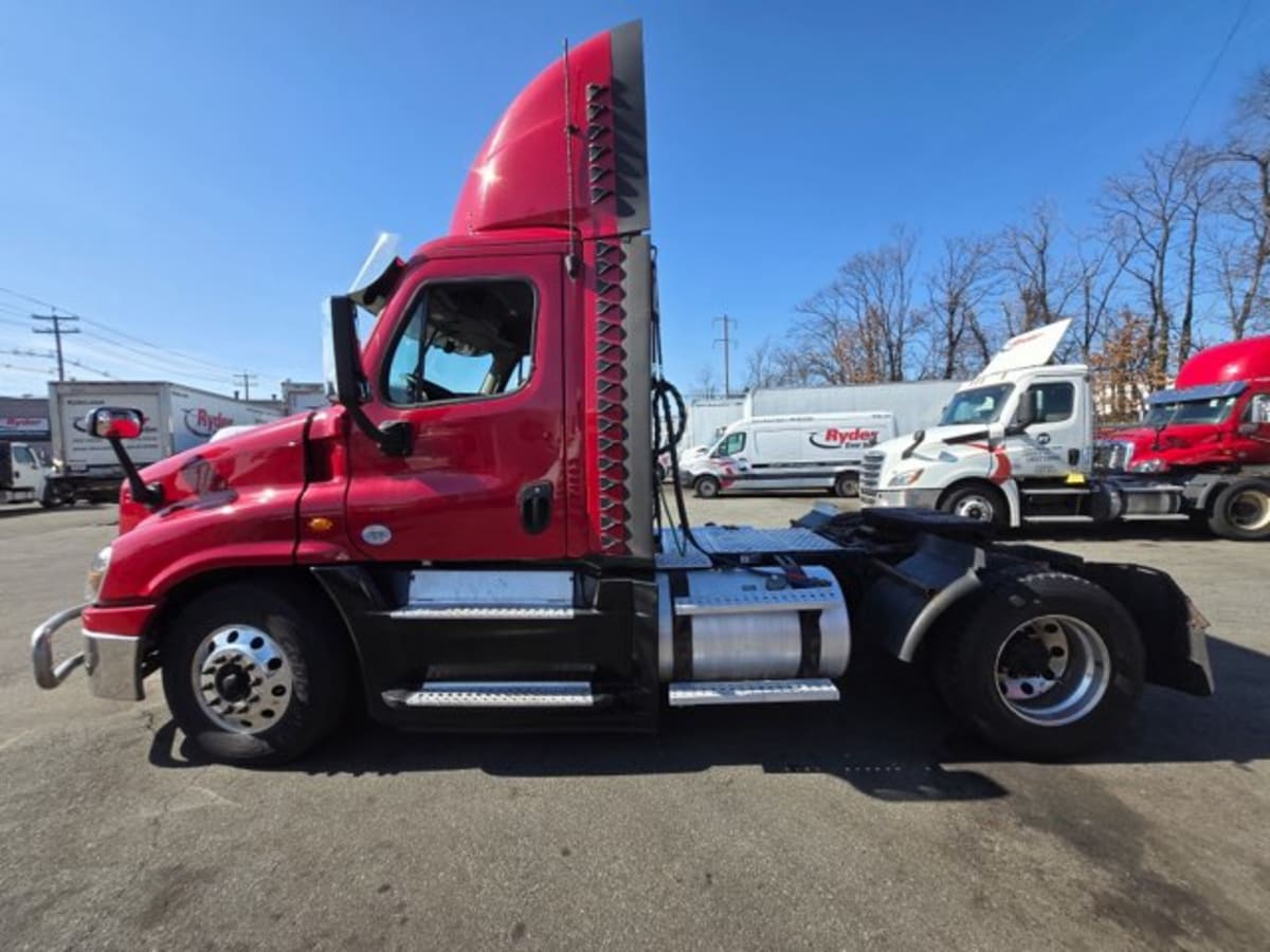 2019 Freightliner Cascadia in Kearny, NJ — photo 9