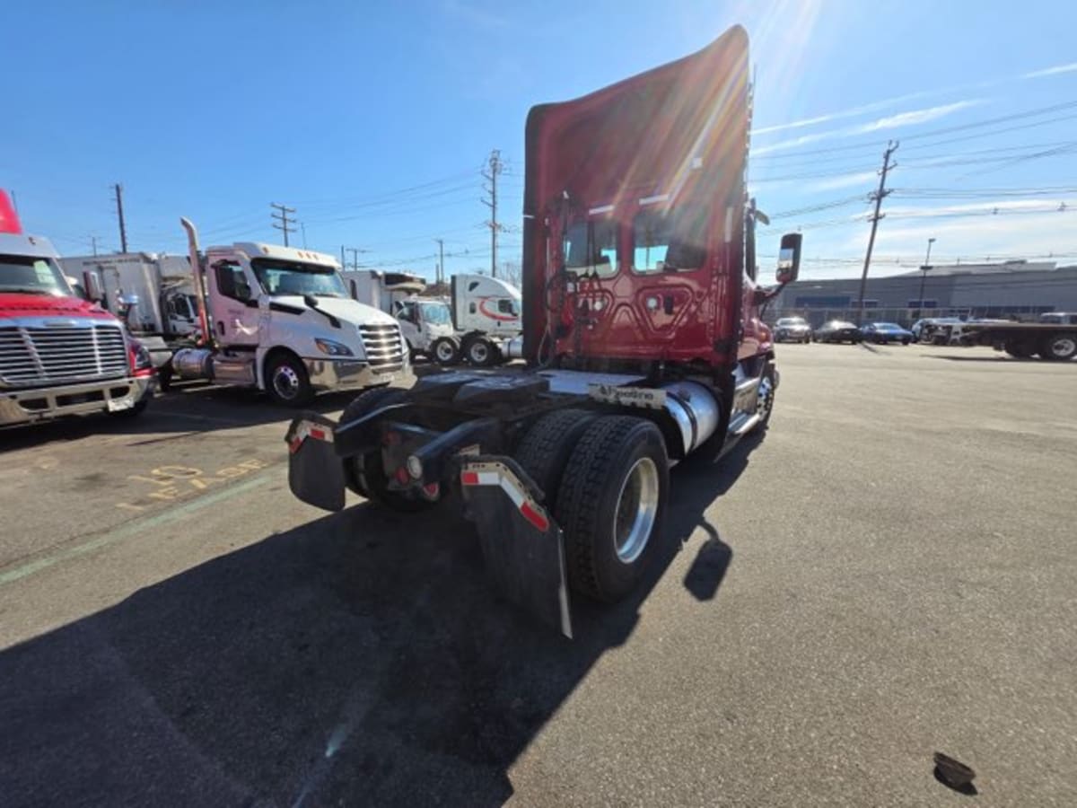 2019 Freightliner Cascadia in Kearny, NJ — photo 4
