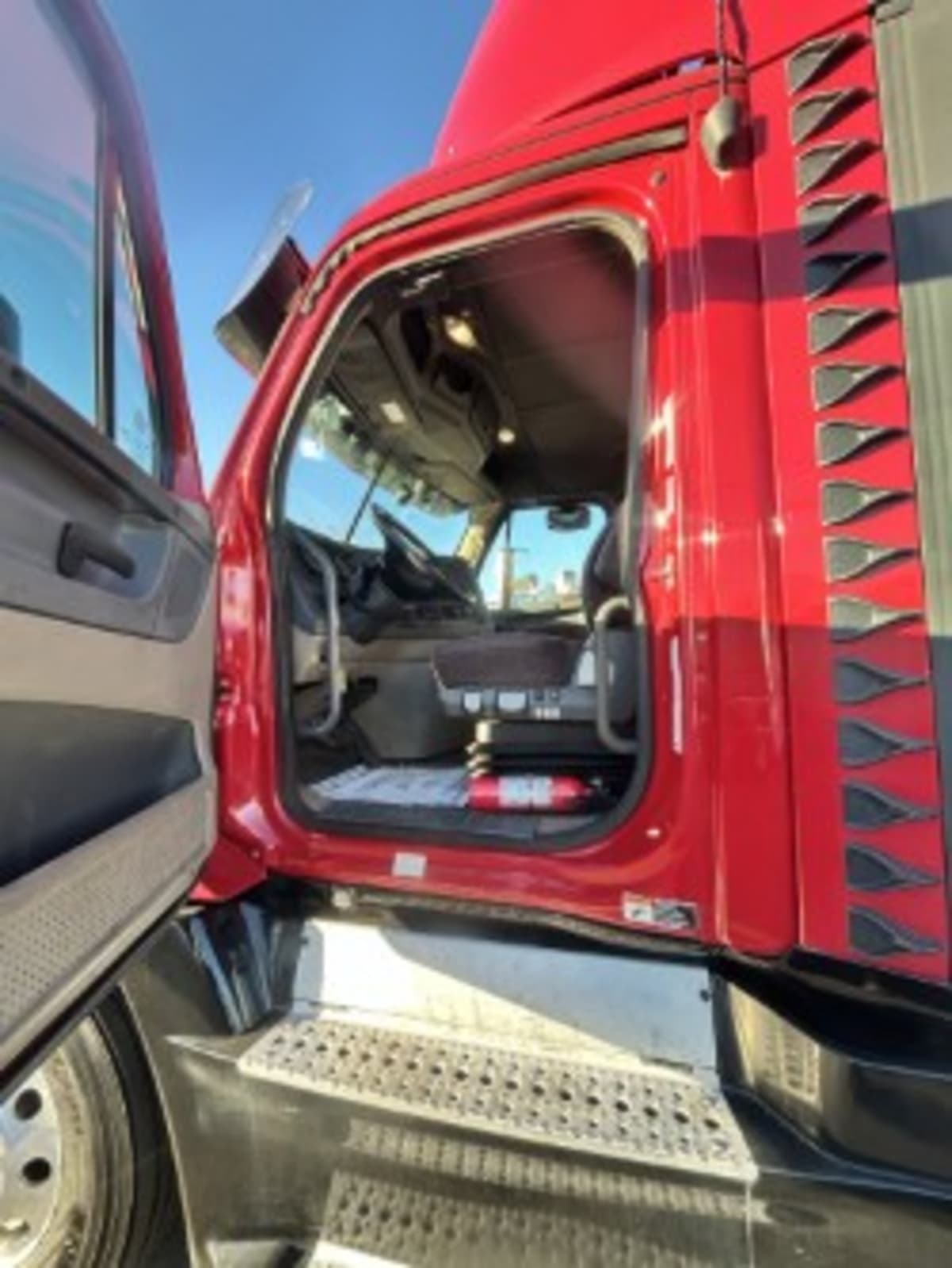 2019 Freightliner Cascadia in Kearny, NJ — photo 10