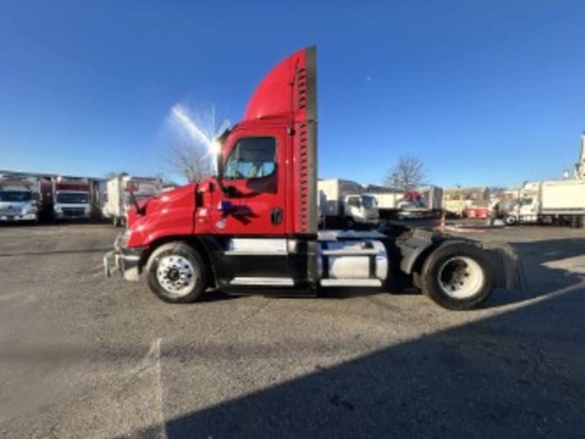 2019 Freightliner Cascadia in Kearny, NJ — photo 13