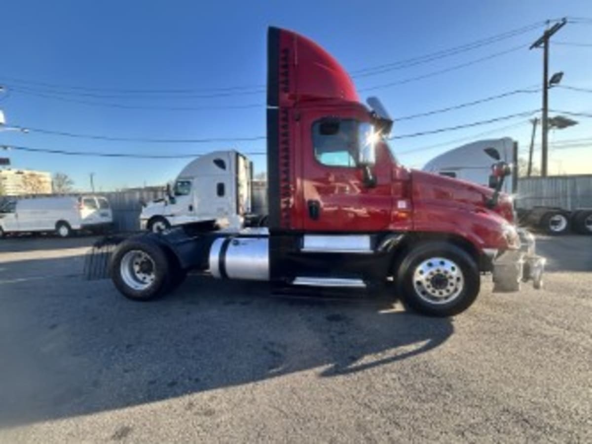 2019 Freightliner Cascadia in Kearny, NJ — photo 14