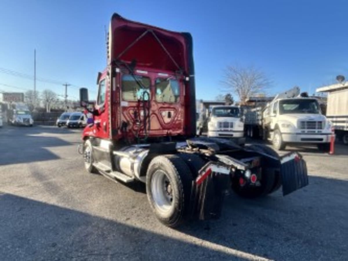 2019 Freightliner Cascadia in Kearny, NJ — photo 6